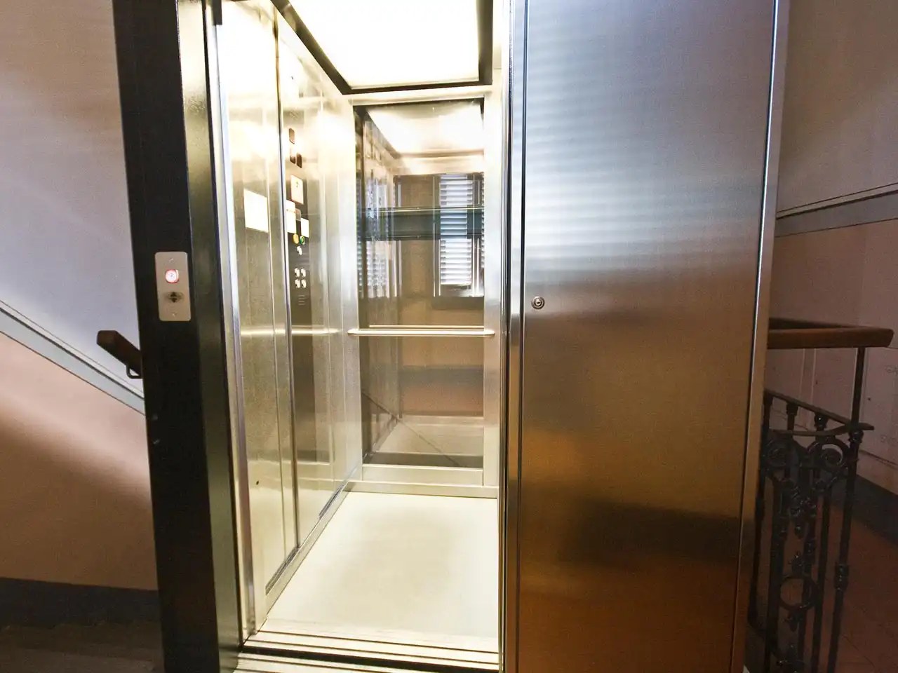 Cabina di ascensore in acciaio inox installata in uno stabile d'epoca